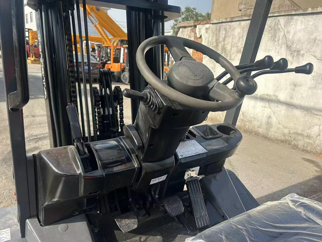 Carrello elevatore Toyota usato, carrello elevatore Toyota a carburante, carrello elevatore Toyota a gas usato, dal Giappone