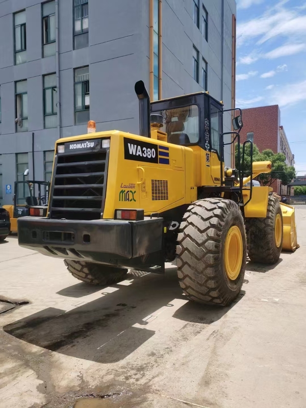 Un caricatore komatsu 380wa usato in buone condizioni per un buon prezzo.