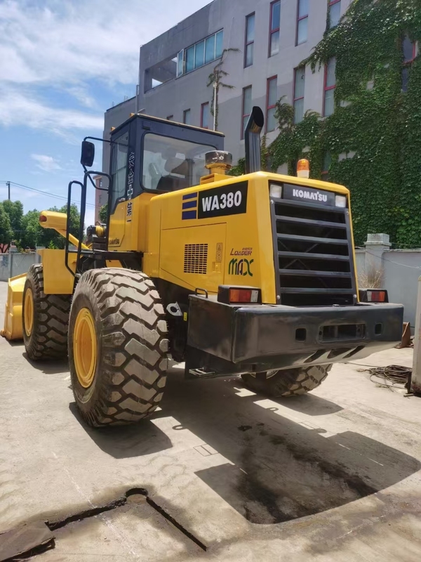 Un caricatore komatsu 380wa usato in buone condizioni per un buon prezzo.