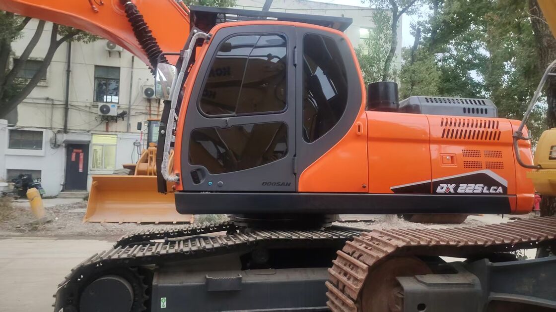 Excavator Doosan DX225LC usato ad alto costo 22000 kg per lavori di terra e ingegneria della pietra