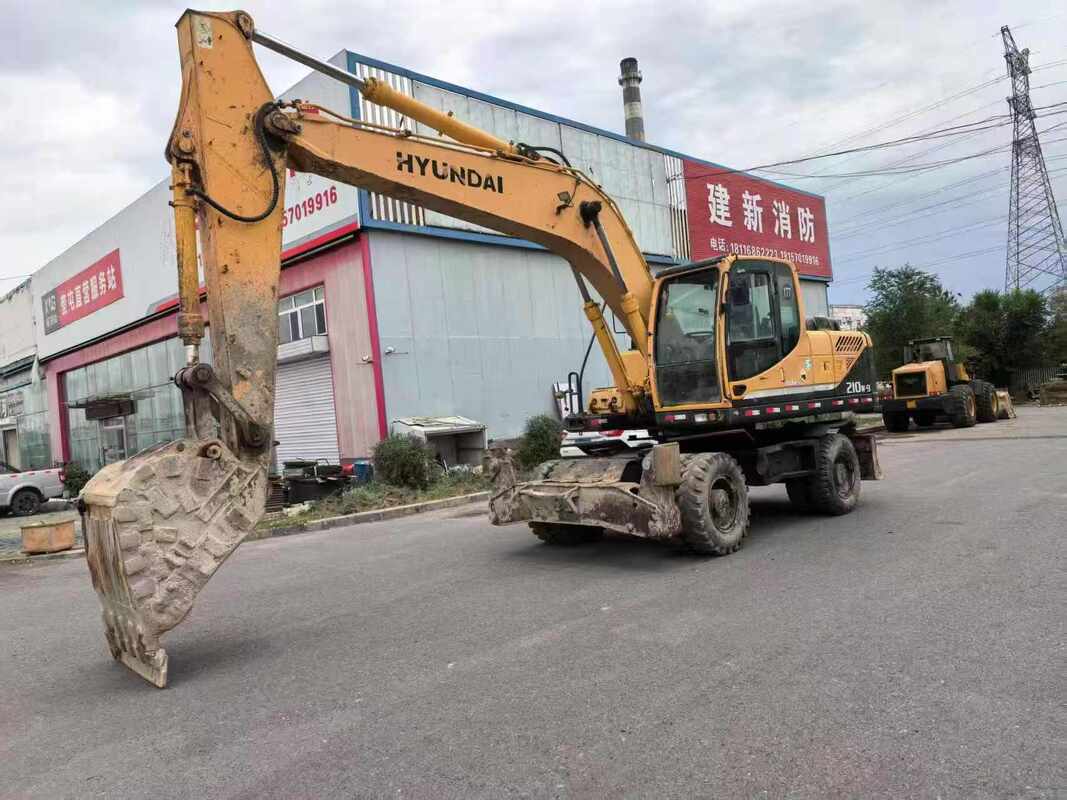 South Korea's Hyundai210 wheel excavator is used for mining construction machinery.