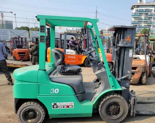 Un piccolo escavatore Mitsubishi di seconda mano disponibile per le richieste.